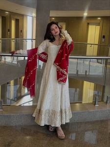 Robe de mariée indienne traditionnelle en soie chinon blanche brodée, style Anarkali longue, avec dupatta rouge, coupe classique pour femme, livraison rapide - Product Image 3