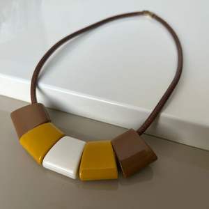 Collar de Resina de Cristal y Madera de la Marca RR ENTERPRISES, Hecho en India, para Ocasiones Elegantes de Regalo - Product Image 3