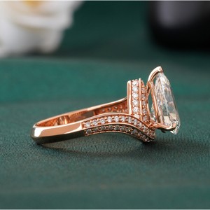 Bague de fiançailles en or jaune 14 carats avec diamant de laboratoire taille poire de 2,29 carats VVS1-VVS2 DEF, monture solitaire à griffes pour mariée - Product Image 3