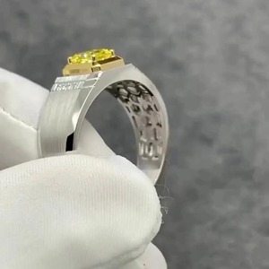 Anillo de Diamantes para Hombre con Diamante Amarillo Radiante de Laboratorio, Engastado en Bisel de Dos Tonos, con Certificado IGI y Claridad VVS - Product Image 2
