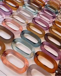 Grandes chaînes en résine transparente colorées pour la décoration murale, projets de bricolage, séparateurs de pièce et accessoires de rideaux - Product Image 1