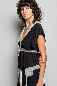 Blusa de Manga Corta con Cuello en V, Volantes y Detalle de Encaje, Marca POL - Product Image 3