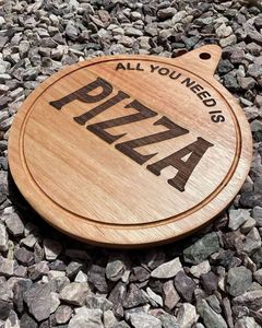 Plateau de service en bois d'acacia rustique avec logo de pizzeria, sculpté à la main, pour la présentation de pizzas au four à bois - Product Image 5