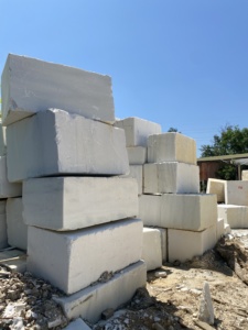 Bloc de marbre blanc calcite brut du Vietnam moderne, approvisionnement direct de la carrière, durable, écologique, imperméable, pierre naturelle pour villa extérieure - Product Image 5