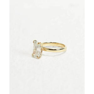 Anillo de Compromiso Solitario con Diamante Moissanite de Corte Radiante, Elegante Anillo de Promesa de Cuatro Puntas para Mujer, Joyería Minimalista - Product Image 1