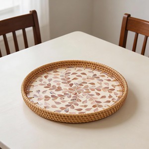 Plateau rond élégant en nacre et rotin, idéal pour recevoir des invités, des réunions de famille et des célébrations, à des fins de service. - Product Image 6