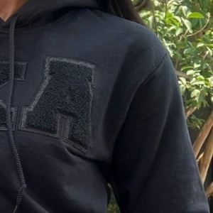 Sudadera con Capucha Bordada Personalizada para Mujer, Color Negro, con Diseño de Letras en Tono, Manga Larga, Estilo Casual Urbano - Product Image 4