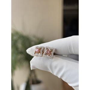 Pendientes de Diamante Rosa Redondo de 1.10 Ct Cultivado en Laboratorio con Halo Floral, Oro de 14K, Joyería Fina Elegante para Mujer, Hechos a Medida, de Lujo - Product Image 3