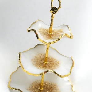 Support à gâteau élégant en résine pour la décoration d'anniversaires, de mariages et d'événements - Product Image 1