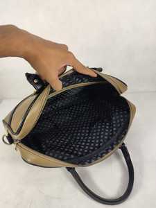 กระเป๋าสะพายแล็ปท็อป PU LEATHERITE กันน้ำ พร้อมสายสะพายไหล่ สีเบจ-ดำ สำหรับธุรกิจ สำนักงาน และการเดินทาง - Product Image 5