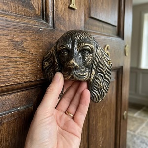 Battant de porte en fonte durable et étanche en forme de tête de chien avec longues oreilles pour armoire et tiroir - Product Image 1