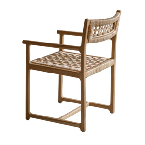 La chaise de salle à manger Othonoi a un cadre en teck et un siège en rotin tressé, couleur bois naturel, pour une utilisation en intérieur. - Product Image 4