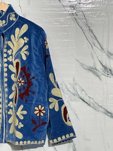 Chaqueta Suzani de Terciopelo Hecha a Mano con Diseño Dinámico Explosivo y Comodidad Superior, Abrigo de Invierno Bohemio con Bordado Floral, Prenda Exterior Artesanal - Product Image 4