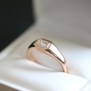 Anillo de Boda Solitario para Hombre con Diamante de Laboratorio de Corte Esmeralda de 0.5ct, Engaste en Bisel, Oro de 14K con Baño de Rodio, Certificado IGI, Talla Personalizable - Product Image 1