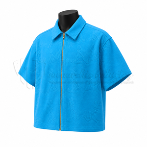 เสื้อเชิ้ตลำลองแขนสั้นสีน้ำเงินสำหรับผู้ชายพร้อมลายตัวอักษรนูน ปกเสื้อแบบพับได้สำหรับฤดูร้อน - Product Image 3