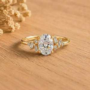 Bague de fiançailles en or massif avec diamant de laboratoire ovale de luxe, couleur E, clarté VVS, sertie de pierres latérales baguette et rondes, bague fine - Product Image 1