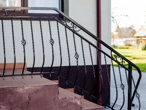 Balustrade de balcon traditionnelle en fer à fixation murale, avec un design résistant à la rouille, un montage facile et une intégration de panneaux en verre. - Product Image 5