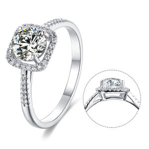 Bague de fiançailles classique pour femme en argent 925 plaqué rhodium, sertie de diamants ronds, monture pavée, design halo - Product Image 1