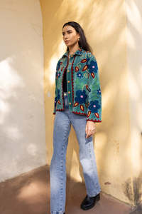 Veste pour femme en velours de coton turquoise, style bohème Suzani, multicolore et brodée, qui rehausse instantanément la garde-robe d'hiver. - Product Image 6
