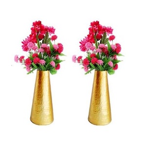 Set <span class=keywords><strong>di</strong></span> due vasi in metallo color oro, <span class=keywords><strong>vaso</strong></span> <span class=keywords><strong>di</strong></span> <span class=keywords><strong>fiori</strong></span> <span class=keywords><strong>di</strong></span> altissima qualità per la decorazione del soggiorno. - Product Image 1