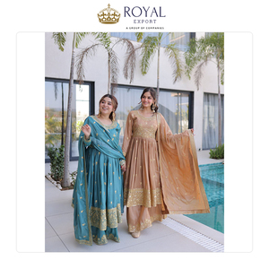 Magnifique tenue indienne de créateur, robe Anarkali traditionnelle en super soie avec broderies de sequins, à vendre - Product Image 3