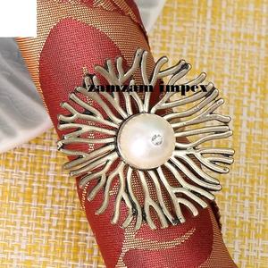 Rond de serviette en forme de fleur en métal fabriqué à la main pour un cadre de table de mariage élégant et un décor de salle à manger de luxe - Product Image 1