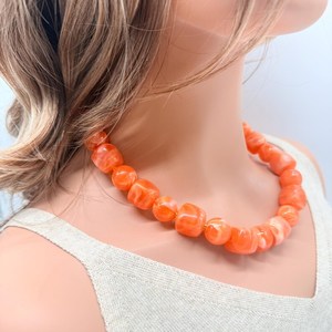 สร้อยคอเรซิ่นประดับลูกปัดสีส้มสไตล์มินิมอลสุดฮิตสำหรับผู้หญิง โดย Universal Overseas INDIA - Product Image 2