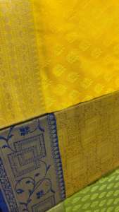 Sari Tradicional de Seda Brocada Amarilla con Bordado Zari y Borde Azul Dorado en Contraste para Uso Festivo - Product Image 2