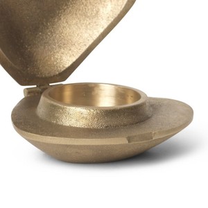 Porte-bougie chauffe-plat en forme de coquille dorée avec couvercle articulé et finition texturée pour décoration côtière - Product Image 3