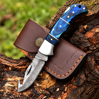 Couteau pliant artisanal en acier Damas avec lame à pointe arrondie, manche en bois bleu et étui en cuir