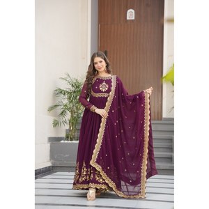 Vestido de Diseñador con Corte en A, Estampado Floral, Bordado con Hilo Zari y Lentejuelas, Incluye Dupatta - Product Image 2