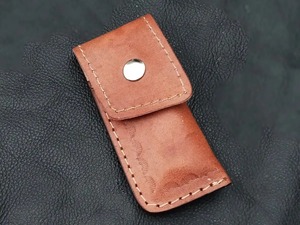 Cuchillo plegable utilitario hecho a mano con hoja recta de estilo Drop Point, mango de resina y acero de Damasco, y funda de cuero. - Product Image 6