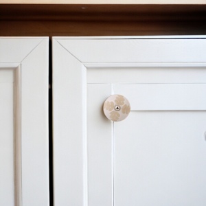 Boutons de meuble ronds en céramique avec motif de feuille, poignées de meubles traditionnelles blanches pour la maison et le bureau, installation facile - Product Image 2