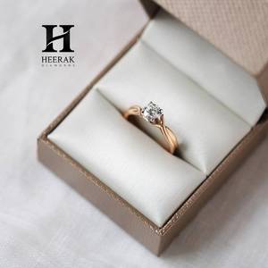 Bague de fiançailles solitaire entrelacée en or rose 14 carats avec diamant de laboratoire rond brillant de luxe, design unique et fluide pour mariage - Product Image 1