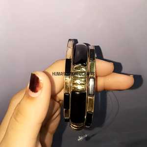 Elegantes brazaletes de resina negra hechos a mano con detalles metálicos en tono dorado, perfectos para uso casual, festivo y de fiesta. - Product Image 2