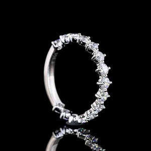 Bague d'éternité classique en or blanc 14 carats avec diamant de laboratoire rond de 1,25 carat certifié IGI, sertie à griffes partagées, empilable - Product Image 4