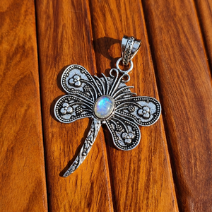 Colgante de piedra lunar arcoíris natural hecho a mano con forma de mariposa, collar artesanal bohemio, amuleto, joyería, regalo para mujer - Product Image 3