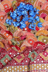 Tissu en crêpe naturel rouge à motifs géométriques miroir, avec bordure épaisse, pour Kurti de créateur et tissu pour robe ethnique - Product Image 4