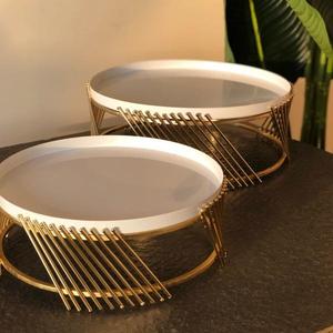 Support à gâteau de luxe en marbre blanc avec base géométrique dorée en fil métallique, plateau de présentation rond nordique pour cupcakes, idéal pour la décoration de mariages et de fêtes. - Product Image 3