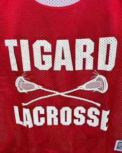 Camiseta Deportiva de Malla Transpirable Tigard Lacrosse para Mujer, Color Rojo, Cuello Redondo, Manga Corta, Corte Regular, Logotipo Estampado, Reversible - Product Image 6
