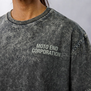 เสื้อยืดเดนิมโอเวอร์ไซส์ Moto End Corporation แขนสั้นสำหรับผู้ชาย สไตล์สตรีท ล้างสีแบบแอซิด คอกลม พิมพ์ลายตัวอักษรสีดำ โลโก้ด้านหลัง - Product Image 5