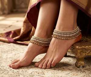 สร้อยข้อเท้าผู้หญิงแบบ Kundan ประดับมุก โลหะผสมชุบโรเดียม งานแต่งงานอินเดียแบบดั้งเดิม แฟชั่นคลาสสิกสำหรับงานปาร์ตี้ - Product Image 3