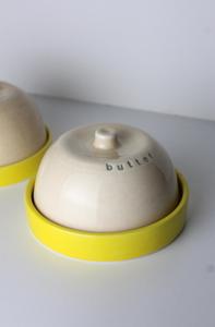 Mantequillera Decorativa con Tapa Moteada, Asa Elevada, Bandeja Ancha para Servir, Acabado Brillante, Elegante Contenedor de Mantequilla para la Cocina - Product Image 6