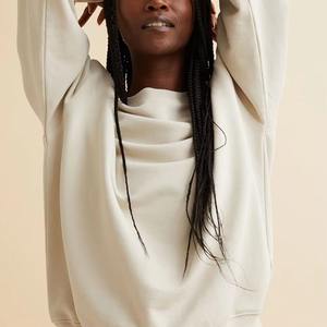 Sweat-shirt à col rond pour femme, design tendance, dernière collection, hiver, noir et beige, 100% coton molletonné, coupe décontractée, personnalisable à l'avant - Product Image 3