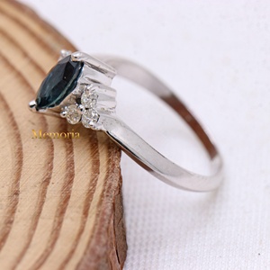 Bague de fiançailles en or blanc massif 18 carats avec saphir bleu marquise naturel et grappe de diamants latéraux, Memoria Jewels - Product Image 4