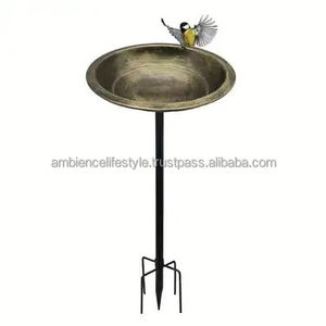Bain d'oiseaux décoratif en métal avec détails vintage, durable et élégant, pour décorer votre jardin extérieur et attirer facilement les oiseaux. - Product Image 5