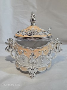 Azucarero de Lujo Estilo Turco Plateado, Esmaltado y Decorado, Recipiente Metálico para Dulces y Condimentos con Tapa y Cuchara - Product Image 1