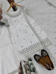 ชุดชาราร่าดีไซน์หรูสีขาว พร้อมงานปักเลื่อมหนัก ผ้าคลุมไหล่แบบตาข่าย เหมาะสำหรับงานแต่งงานและงานเลี้ยง ชุดสัลวาร์สำหรับผู้หญิง - Product Image 6