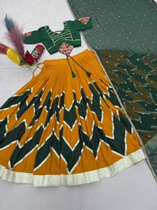 Conjunto Tradicional Indio de Lehenga y Choli Verde Amarillo, Completamente Cosido, Corte Holgado, Ropa de Boda para Mujer, Tela de Algodón Rion - Product Image 2