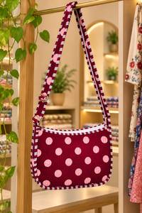 กระเป๋าสะพายข้างผ้าฝ้ายลายควิลท์สีมารูนสำหรับผู้หญิง พร้อมลายจุดสีชมพู - Product Image 3